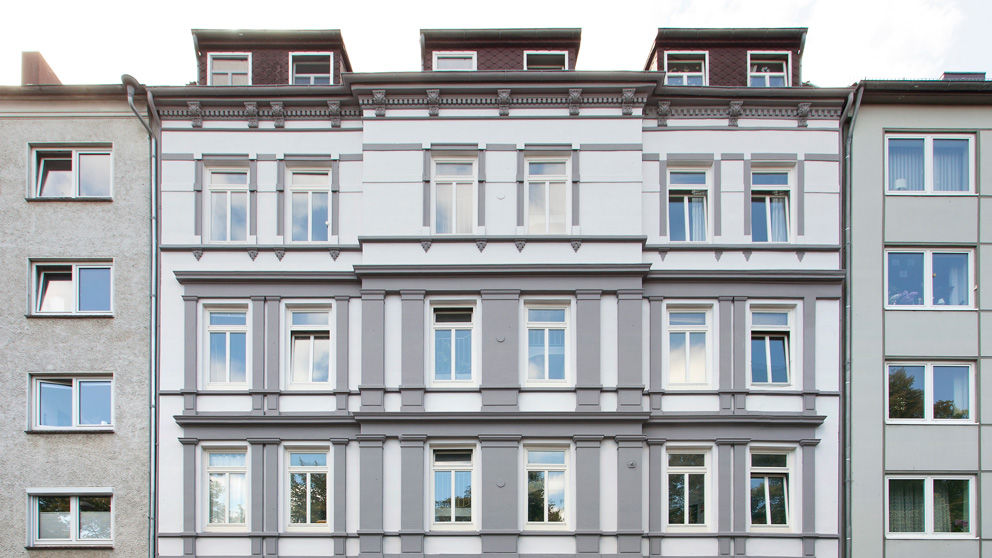 Gründerzeithaus mit grau-weißer Fassade