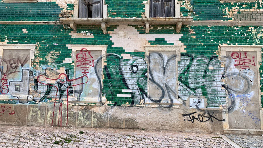 Graffitis an der Wand eines Abbruchhauses