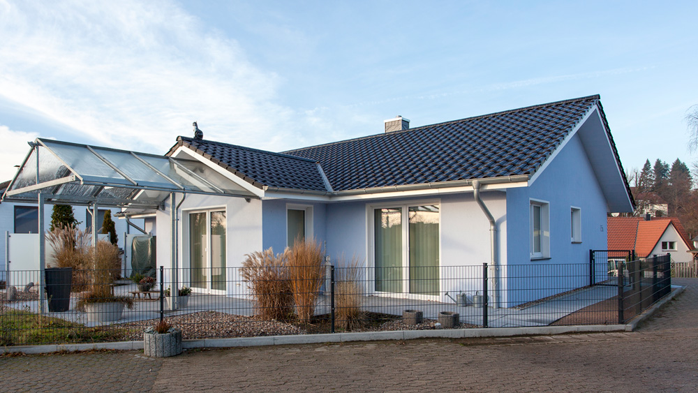 Neues Doppelhaus mit blauem Fassadenanstrich